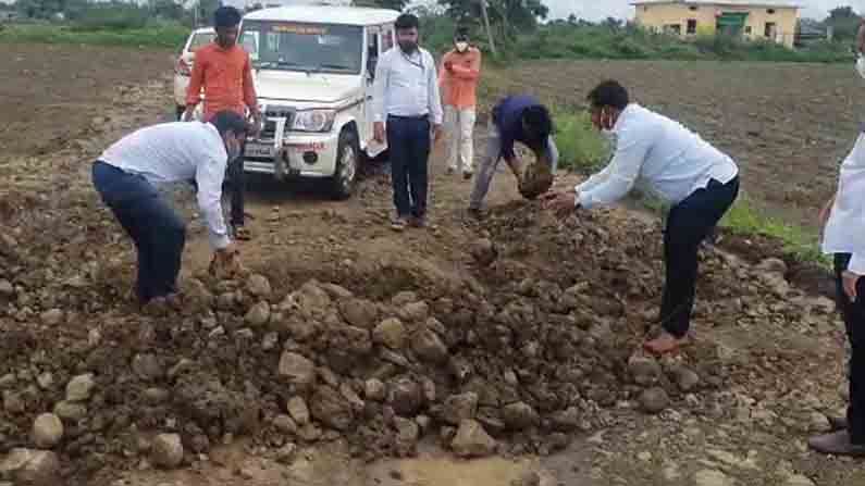 ಭೀಮಾ ನದಿಯಲ್ಲಿ KRIDL ಹೆಸರಿನಲ್ಲಿ ಅಕ್ರಮ ಮರಳು ದಂಧೆ; ಸ್ಥಳಕ್ಕೆ ಯಾರೂ ತೆರಳದಂತೆ ರಸ್ತೆ ಅಗೆದ ದುಷ್ಕರ್ಮಿಗಳು