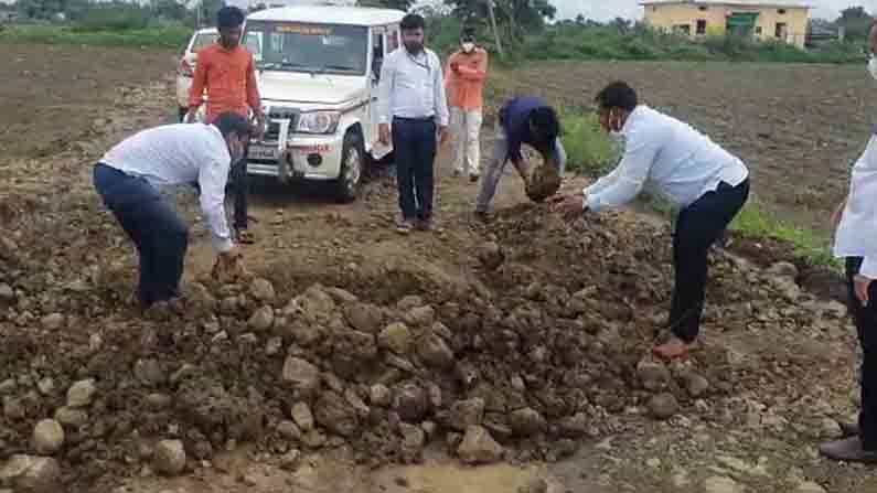ಭೀಮಾ ನದಿಯಲ್ಲಿ KRIDL ಹೆಸರಿನಲ್ಲಿ ಅಕ್ರಮ ಮರಳು ದಂಧೆ; ಸ್ಥಳಕ್ಕೆ ಯಾರೂ ತೆರಳದಂತೆ ರಸ್ತೆ ಅಗೆದ ದುಷ್ಕರ್ಮಿಗಳು ಭೀಮಾ ನದಿಯಲ್ಲಿ KRIDL ಹೆಸರಿನಲ್ಲಿ ಅಕ್ರಮ ಮರಳು ದಂಧೆ; ಸ್ಥಳಕ್ಕೆ ಯಾರೂ ತೆರಳದಂತೆ ರಸ್ತೆ ಅಗೆದ ದುಷ್ಕರ್ಮಿಗಳು