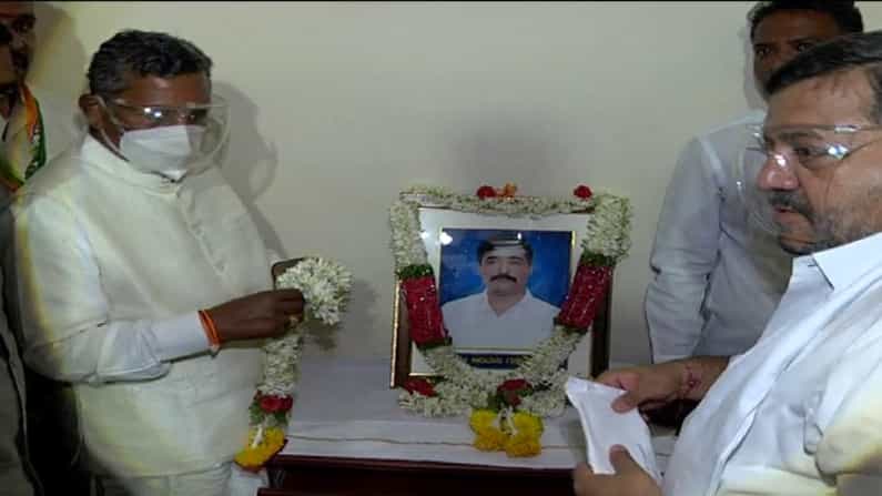 ಕೊರೊನಾದಿಂದ ಸಾವನ್ನಪ್ಪಿದ ಆರ್ಎಸ್ಎಸ್ ಕಾರ್ಯಕರ್ತನ ಮನೆಗೆ ತೆರಳಿ ಸಾಂತ್ವನ ಹೇಳಿದ ಕೆ.ಎಚ್. ಮುನಿಯಪ್ಪ