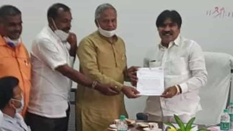 ವಿಜಯಪುರ: ಲಿಂಬೆ ಅಭಿವೃದ್ಧಿ ಮಂಡಳಿ ಉತ್ತೇಜನಕ್ಕೆ ವಿವಿಧ ಸೌಲಭ್ಯ ಕಲ್ಪಿಸಲು ತೋಟಗಾರಿಕಾ ಸಚಿವರಿಗೆ ಒತ್ತಾಯ ವಿಜಯಪುರ: ಲಿಂಬೆ ಅಭಿವೃದ್ಧಿ ಮಂಡಳಿ ಉತ್ತೇಜನಕ್ಕೆ ವಿವಿಧ ಸೌಲಭ್ಯ ಕಲ್ಪಿಸಲು ತೋಟಗಾರಿಕಾ ಸಚಿವರಿಗೆ ಒತ್ತಾಯ