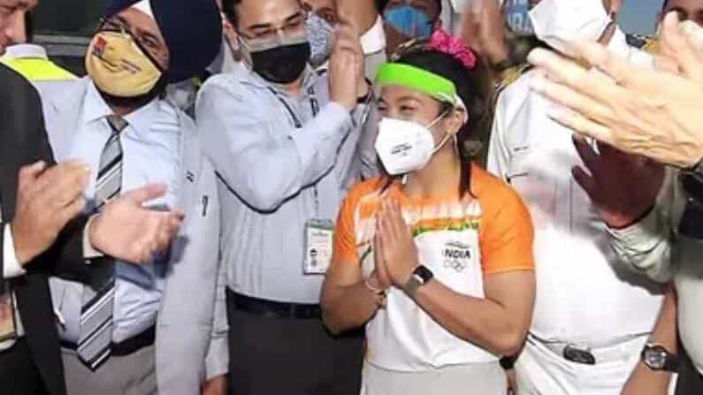 Tokyo Olympics: ಬೆಳ್ಳಿಯೊಂದಿಗೆ ತವರಿಗೆ ವಾಪಸ್ಸಾದ ಮೀರಾಬಾಯಿ ಚಾನು; ವಿಮಾನ ನಿಲ್ದಾಣದಲ್ಲಿ ಅದ್ಧೂರಿ ಸ್ವಾಗತ Tokyo Olympics: ಬೆಳ್ಳಿಯೊಂದಿಗೆ ತವರಿಗೆ ವಾಪಸ್ಸಾದ ಮೀರಾಬಾಯಿ ಚಾನು; ವಿಮಾನ ನಿಲ್ದಾಣದಲ್ಲಿ ಅದ್ಧೂರಿ ಸ್ವಾಗತ