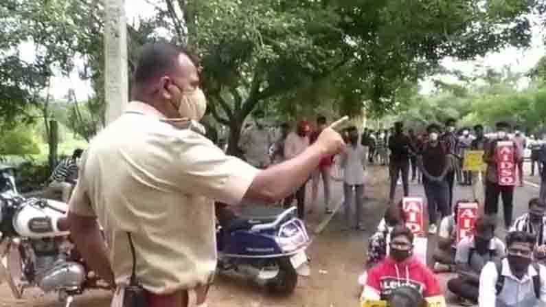 ಸೆಮಿಸ್ಟರ್ ಪರೀಕ್ಷೆ ರದ್ದು ಒತ್ತಾಯಿಸಿ ವಿದ್ಯಾರ್ಥಿಗಳ ಪ್ರತಿಭಟನೆ, ನಿಮ್ಮ ಮೇಲೆ ಕೇಸ್ ಹಾಕಿದ್ರೆ ಏನ್ ಮಾಡ್ತೀರಾ? ಗರಂ ಆದ ಇನ್ಸ್ಪೆಕ್ಟರ್