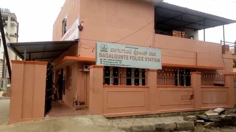 ಚಿನ್ನಾಭರಣ ದೋಚುತ್ತಿದ್ದ ಇಬ್ಬರು ಕುಖ್ಯಾತ ಮನೆಗಳ್ಳರ ಬಂಧನ; ಬಾಗಲಕುಂಟೆ ಪೊಲೀಸರಿಂದ ಯಶಸ್ವಿ ಕಾರ್ಯಾಚರಣೆ ಚಿನ್ನಾಭರಣ ದೋಚುತ್ತಿದ್ದ ಇಬ್ಬರು ಕುಖ್ಯಾತ ಮನೆಗಳ್ಳರ ಬಂಧನ; ಬಾಗಲಕುಂಟೆ ಪೊಲೀಸರಿಂದ ಯಶಸ್ವಿ ಕಾರ್ಯಾಚರಣೆ