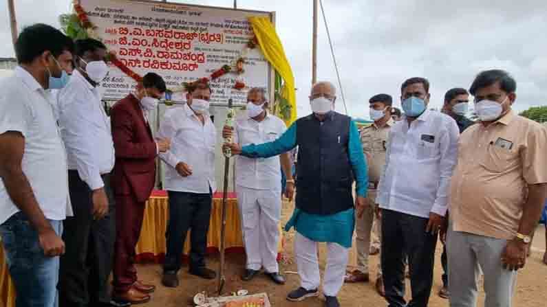 ದಾವಣಗೆರೆಯಲ್ಲಿ ಬೀಜದುಂಡೆ ಭೂಮಿಗೆ ಕಾರ್ಯಕ್ರಮಕ್ಕೆ ಚಾಲನೆ ನೀಡಿದ ಸಚಿವ ಭೈರತಿ ಬಸವರಾಜ್ ದಾವಣಗೆರೆಯಲ್ಲಿ ಬೀಜದುಂಡೆ ಭೂಮಿಗೆ ಕಾರ್ಯಕ್ರಮಕ್ಕೆ ಚಾಲನೆ ನೀಡಿದ ಸಚಿವ ಭೈರತಿ ಬಸವರಾಜ್