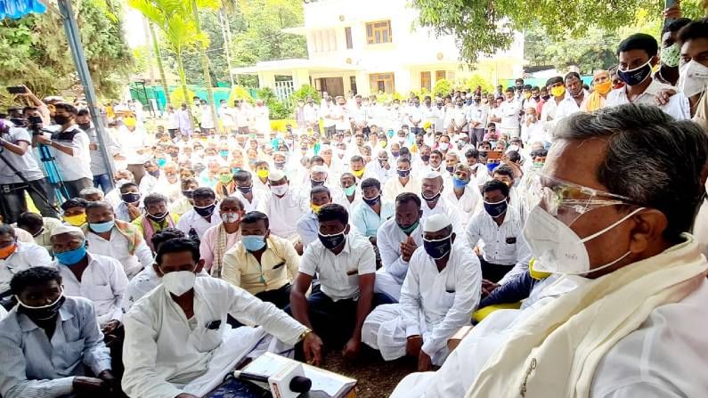 ಬೇರೆ ಕಡೆ ಸ್ವರ್ಧಿಸುವುದಾದರೆ ನಿಮ್ಮ ಅನುಮತಿ ಪಡೆದೇ ಹೋಗುವೆ: ಬಾದಾಮಿ ಕ್ಷೇತ್ರದ ಜನತೆಗೆ ಮಾತುಕೊಟ್ಟ ಸಿದ್ದರಾಮಯ್ಯ ಬೇರೆ ಕಡೆ ಸ್ವರ್ಧಿಸುವುದಾದರೆ ನಿಮ್ಮ ಅನುಮತಿ ಪಡೆದೇ ಹೋಗುವೆ: ಬಾದಾಮಿ ಕ್ಷೇತ್ರದ ಜನತೆಗೆ ಮಾತುಕೊಟ್ಟ ಸಿದ್ದರಾಮಯ್ಯ