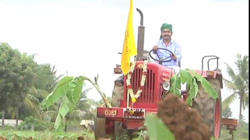 ರೈತರ ಜಮೀನು ಉಳುಮೆಗೆ ಉಚಿತ ಟ್ರಾಕ್ಟರ್; ಓಲಾ, ಉಬರ್ ರೀತಿಯಲ್ಲಿ ಅತ್ಯಾಧುನಿಕ ತಂತ್ರಜ್ಞಾನ ಬಳಸಿ ಬುಕಿಂಗ್ ರೈತರ ಜಮೀನು ಉಳುಮೆಗೆ ಉಚಿತ ಟ್ರಾಕ್ಟರ್; ಓಲಾ, ಉಬರ್ ರೀತಿಯಲ್ಲಿ ಅತ್ಯಾಧುನಿಕ ತಂತ್ರಜ್ಞಾನ ಬಳಸಿ ಬುಕಿಂಗ್