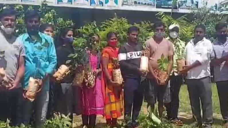 ದಾವಣಗೆರೆ: ಲಸಿಕೆ ಹಾಕಿಸಿಕೊಳ್ಳಿ ಗಿಡಗಳನ್ನು ಉಚಿತವಾಗಿ ಪಡೆಯಿರಿ ಕಾರ್ಯಕ್ರಮಕ್ಕೆ ಚಾಲನೆ ದಾವಣಗೆರೆ: ಲಸಿಕೆ ಹಾಕಿಸಿಕೊಳ್ಳಿ ಗಿಡಗಳನ್ನು ಉಚಿತವಾಗಿ ಪಡೆಯಿರಿ ಕಾರ್ಯಕ್ರಮಕ್ಕೆ ಚಾಲನೆ