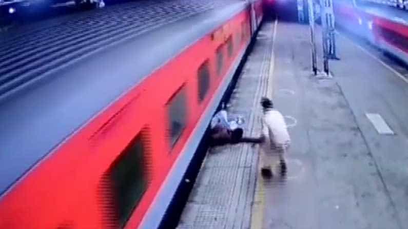 ಚಲಿಸುತ್ತಿದ್ದ ರೈಲಿನಿಂದ ಇಳಿಯಲು ಹೋದ ಪ್ರಯಾಣಿಕ; ಜೀವ ಕಾಪಾಡಿದ ಆರ್ಪಿಎಫ್ ಕಾನ್ಸ್ಟೇಬಲ್ ಚಲಿಸುತ್ತಿದ್ದ ರೈಲಿನಿಂದ ಇಳಿಯಲು ಹೋದ ಪ್ರಯಾಣಿಕ; ಜೀವ ಕಾಪಾಡಿದ ಆರ್ಪಿಎಫ್ ಕಾನ್ಸ್ಟೇಬಲ್