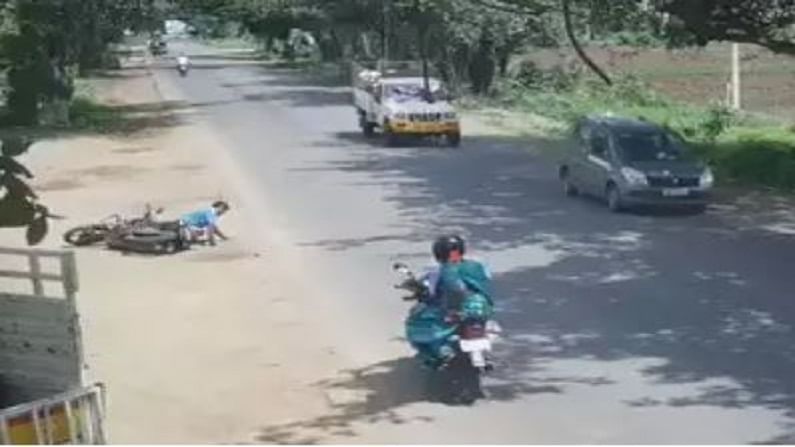 Viral Video: ಕಂಠಪೂರ್ತಿ ಕುಡಿದು ಬೈಕ್ ಓಡಿಸಿದ ಪುಣ್ಯಾತ್ಮ ಏನೆಲ್ಲ ಮಾಡಿದ ಗೊತ್ತಾ?; ವೈರಲ್ ವಿಡಿಯೋ ಇಲ್ಲಿದೆ