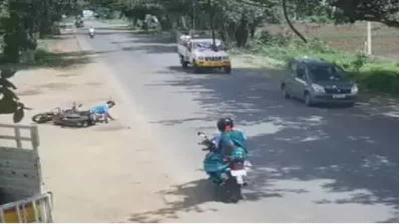 Viral Video: ಕಂಠಪೂರ್ತಿ ಕುಡಿದು ಬೈಕ್ ಓಡಿಸಿದ ಪುಣ್ಯಾತ್ಮ ಏನೆಲ್ಲ ಮಾಡಿದ ಗೊತ್ತಾ?; ವೈರಲ್ ವಿಡಿಯೋ ಇಲ್ಲಿದೆ Viral Video: ಕಂಠಪೂರ್ತಿ ಕುಡಿದು ಬೈಕ್ ಓಡಿಸಿದ ಪುಣ್ಯಾತ್ಮ ಏನೆಲ್ಲ ಮಾಡಿದ ಗೊತ್ತಾ?; ವೈರಲ್ ವಿಡಿಯೋ ಇಲ್ಲಿದೆ
