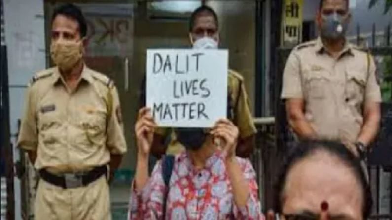 Viral Video: ದಲಿತ ಯುವಕನನ್ನು ಮರಕ್ಕೆ ಕಟ್ಟಿಹಾಕಿ ಗುಪ್ತಾಂಗಕ್ಕೆ ಥಳಿಸಿದ ಶಾಕಿಂಗ್ ವಿಡಿಯೋ ವೈರಲ್ Viral Video: ದಲಿತ ಯುವಕನನ್ನು ಮರಕ್ಕೆ ಕಟ್ಟಿಹಾಕಿ ಗುಪ್ತಾಂಗಕ್ಕೆ ಥಳಿಸಿದ ಶಾಕಿಂಗ್ ವಿಡಿಯೋ ವೈರಲ್