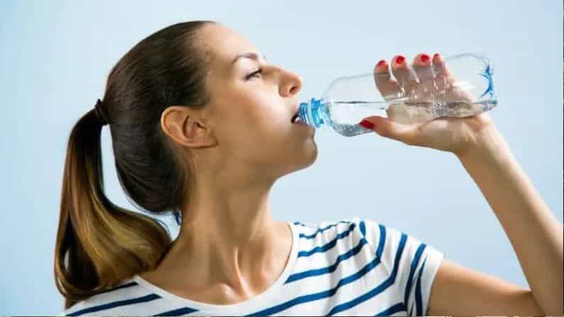 Health Tips: ನೀರು ಕುಡಿಯುವುದು ಒಳ್ಳೆಯ ಅಭ್ಯಾಸ, ಆದರೆ ಅತಿಯಾದ ನಿರ್ಜಲೀಕರಣ ಆರೋಗ್ಯಕ್ಕೆ ಹಾನಿಕಾರಕ Health Tips: ನೀರು ಕುಡಿಯುವುದು ಒಳ್ಳೆಯ ಅಭ್ಯಾಸ, ಆದರೆ ಅತಿಯಾದ ನಿರ್ಜಲೀಕರಣ ಆರೋಗ್ಯಕ್ಕೆ ಹಾನಿಕಾರಕ