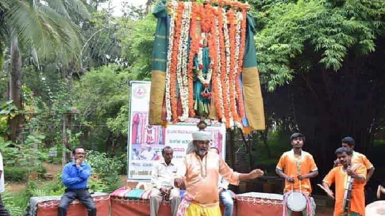 ಪೂಜಾ ಕುಣಿತವನ್ನೇ ತಮ್ಮ ಜೀವನದ ಉಸಿರಾಗಿಸಿಕೊಂಡ ಅಂಕನಹಳ್ಳಿ ಶಿವಣ್ಣ; 40 ವರ್ಷದಿಂದ ಜಾನಪದ ಕಲೆ ಪ್ರದರ್ಶನ ಪೂಜಾ ಕುಣಿತವನ್ನೇ ತಮ್ಮ ಜೀವನದ ಉಸಿರಾಗಿಸಿಕೊಂಡ ಅಂಕನಹಳ್ಳಿ ಶಿವಣ್ಣ; 40 ವರ್ಷದಿಂದ ಜಾನಪದ ಕಲೆ ಪ್ರದರ್ಶನ