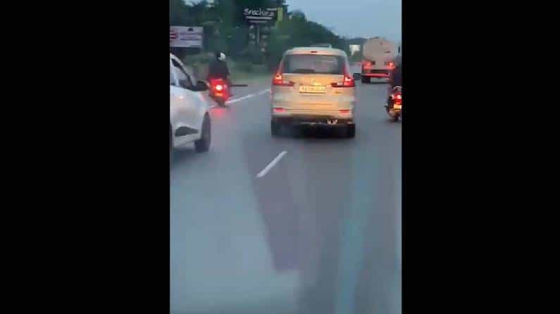 Viral Video: ಆ್ಯಂಬುಲೆನ್ಸ್​ಗೆ ದಾರಿ ಬಿಡದೇ ಸತಾಯಿಸಿದ ಕಾರು ಚಾಲಕನನ್ನು ಬಂಧಿಸಿದ ಮಂಗಳೂರು ಪೊಲೀಸರು