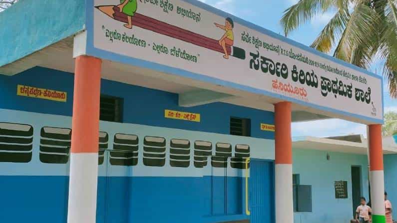 ಶಾಲಾ ಕೊಠಡಿಯ ಮೇಲೆ ಮೂಡಿದ ರೈಲು ಬೋಗಿಯ ಚಿತ್ತಾರ; ಮಕ್ಕಳನ್ನು ತನ್ನತ್ತ ಸೆಳೆಯಲು ಸಿದ್ಧವಾಗಿದೆ ರಾಮನಗರದ ಸರ್ಕಾರಿ ಶಾಲೆ ಶಾಲಾ ಕೊಠಡಿಯ ಮೇಲೆ ಮೂಡಿದ ರೈಲು ಬೋಗಿಯ ಚಿತ್ತಾರ; ಮಕ್ಕಳನ್ನು ತನ್ನತ್ತ ಸೆಳೆಯಲು ಸಿದ್ಧವಾಗಿದೆ ರಾಮನಗರದ ಸರ್ಕಾರಿ ಶಾಲೆ