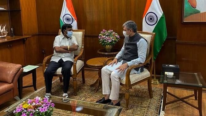 ಕೇಂದ್ರದ ರೈಲ್ವೆ ಸಚಿವರನ್ನು ಭೇಟಿಯಾದ ಎ.ನಾರಾಯಣಸ್ವಾಮಿ; ರೈಲ್ವೆ ಮಾರ್ಗದ ಬಗ್ಗೆ ಚರ್ಚೆ ಕೇಂದ್ರದ ರೈಲ್ವೆ ಸಚಿವರನ್ನು ಭೇಟಿಯಾದ ಎ.ನಾರಾಯಣಸ್ವಾಮಿ; ರೈಲ್ವೆ ಮಾರ್ಗದ ಬಗ್ಗೆ ಚರ್ಚೆ