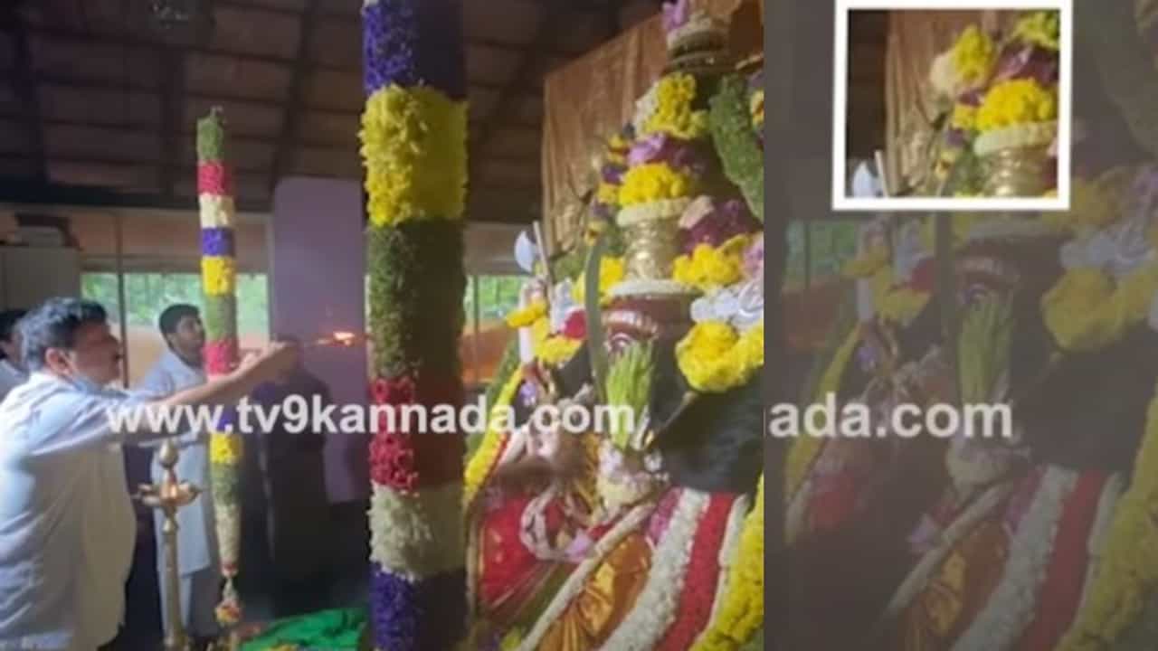 ಆರತಿ ಬೆಳಗುವಾಗ ಪ್ರಸಾದ ನೀಡಿ ಒಲುಮೆ ತೋರಿದ ದೇವಿ; ಗೃಹ ಸಚಿವ ಆರಗ ಜ್ಞಾನೇಂದ್ರ ಕಣ್ಣೆದುರೇ ಅಚ್ಚರಿ ಆರತಿ ಬೆಳಗುವಾಗ ಪ್ರಸಾದ ನೀಡಿ ಒಲುಮೆ ತೋರಿದ ದೇವಿ; ಗೃಹ ಸಚಿವ ಆರಗ ಜ್ಞಾನೇಂದ್ರ ಕಣ್ಣೆದುರೇ ಅಚ್ಚರಿ