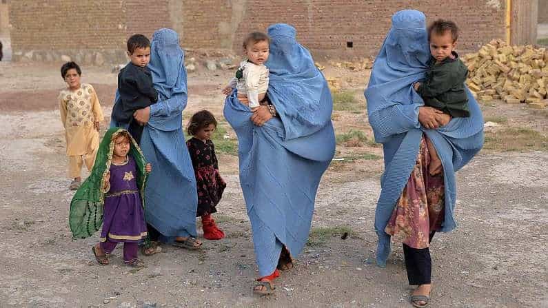 Afghanistan Update: ಕಾಬೂಲ್ ವಿಮಾನ ನಿಲ್ದಾಣದಲ್ಲಿ ಆತ್ಮಾಹುತಿ ದಾಳಿ ಭೀತಿ, ಗಡುವಿನೊಳಗೆ ಏರ್ಲಿಫ್ಟ್ ಮುಗಿಸಲು ಸರ್ವಪ್ರಯತ್ನ Afghanistan Update: ಕಾಬೂಲ್ ವಿಮಾನ ನಿಲ್ದಾಣದಲ್ಲಿ ಆತ್ಮಾಹುತಿ ದಾಳಿ ಭೀತಿ, ಗಡುವಿನೊಳಗೆ ಏರ್ಲಿಫ್ಟ್ ಮುಗಿಸಲು ಸರ್ವಪ್ರಯತ್ನ