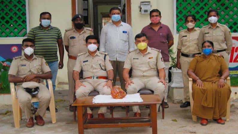 ಮೈಸೂರಿನಲ್ಲಿ ತಿಮಿಂಗಿಲ ವಾಂತಿ ಮಾರಲು ಯತ್ನ; ಇಬ್ಬರು ಬಂಧನ ಮೈಸೂರಿನಲ್ಲಿ ತಿಮಿಂಗಿಲ ವಾಂತಿ ಮಾರಲು ಯತ್ನ; ಇಬ್ಬರು ಬಂಧನ
