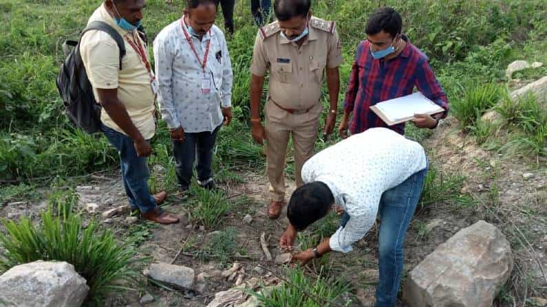 ಬೇಬಿ ಬೆಟ್ಟದಲ್ಲಿ ಸ್ಫೋಟಕ ಸಾಮಾಗ್ರಿ ಪತ್ತೆ; 11 ಡಿಟೋನೇಟರ್, 20 ಜಿಲೆಟಿನ್ ಕಡ್ಡಿ ಪೊಲೀಸರ ವಶಕ್ಕೆ ಬೇಬಿ ಬೆಟ್ಟದಲ್ಲಿ ಸ್ಫೋಟಕ ಸಾಮಾಗ್ರಿ ಪತ್ತೆ; 11 ಡಿಟೋನೇಟರ್, 20 ಜಿಲೆಟಿನ್ ಕಡ್ಡಿ ಪೊಲೀಸರ ವಶಕ್ಕೆ