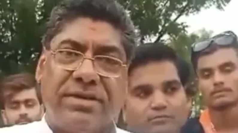 ಪೆಟ್ರೋಲ್ ಬೆಲೆ ಏರಿಕೆ ಬಗ್ಗೆ ಪ್ರಶ್ನಿಸಿದ್ದಕ್ಕೆ ಅಫ್ಘಾನಿಸ್ತಾನಕ್ಕೆ ತೆರಳಿ ಎಂದು ಉತ್ತರಿಸಿದ ಬಿಜೆಪಿ ನಾಯಕ ಪೆಟ್ರೋಲ್ ಬೆಲೆ ಏರಿಕೆ ಬಗ್ಗೆ ಪ್ರಶ್ನಿಸಿದ್ದಕ್ಕೆ ಅಫ್ಘಾನಿಸ್ತಾನಕ್ಕೆ ತೆರಳಿ ಎಂದು ಉತ್ತರಿಸಿದ ಬಿಜೆಪಿ ನಾಯಕ