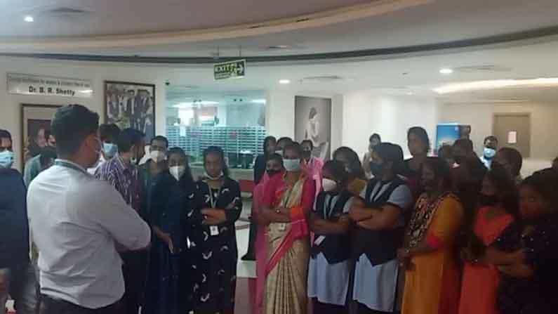 ವೇತನ ನೀಡುವಂತೆ ಆಗ್ರಹಿಸಿ ಪ್ರತಿಭಟನೆ ಮಾಡಿದ 16 ಸಿಬ್ಬಂದಿಗೆ ಗೇಟ್ಪಾಸ್ ನೀಡಿದ ಬಿ.ಆರ್.ಶೆಟ್ಟಿ ಆಸ್ಪತ್ರೆ, ಕಾರಣ ಕೇಳಿ ಮತ್ತೆ ಪ್ರತಿಭಟನೆ ವೇತನ ನೀಡುವಂತೆ ಆಗ್ರಹಿಸಿ ಪ್ರತಿಭಟನೆ ಮಾಡಿದ 16 ಸಿಬ್ಬಂದಿಗೆ ಗೇಟ್ಪಾಸ್ ನೀಡಿದ ಬಿ.ಆರ್.ಶೆಟ್ಟಿ ಆಸ್ಪತ್ರೆ, ಕಾರಣ ಕೇಳಿ ಮತ್ತೆ ಪ್ರತಿಭಟನೆ