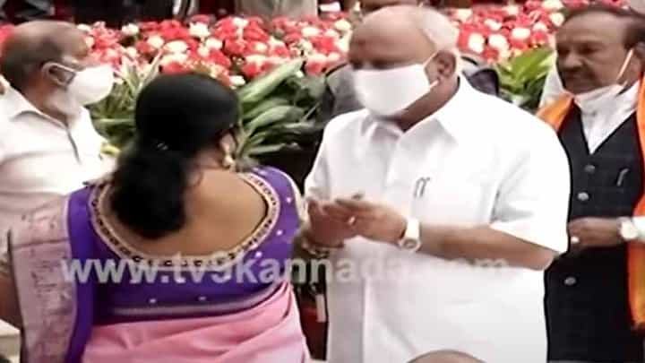 ಆಶೀರ್ವದಿಸಲು ಹೋಗಿ ಅಂಗೈಗೆ ಹೇರ್ಪಿನ್ ಚುಚ್ಚಿಸಿಕೊಂಡರು ಮಾಜಿ ಮುಖ್ಯಮಂತ್ರಿ ಯಡಿಯೂರಪ್ಪ ಆಶೀರ್ವದಿಸಲು ಹೋಗಿ ಅಂಗೈಗೆ ಹೇರ್ಪಿನ್ ಚುಚ್ಚಿಸಿಕೊಂಡರು ಮಾಜಿ ಮುಖ್ಯಮಂತ್ರಿ ಯಡಿಯೂರಪ್ಪ