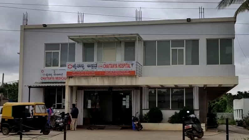 ಅವಿವಾಹಿತೆಗೆ ಅವಧಿಗೂ ಮುನ್ನವೇ ಮಗು ಜನನ; ಶಿಶುವನ್ನ ಬಾತ್ ರೂಂ ಕಿಟಕಿಯಿಂದ ಎಸೆದು ಪರಾರಿಗೆ ಯತ್ನ ಅವಿವಾಹಿತೆಗೆ ಅವಧಿಗೂ ಮುನ್ನವೇ ಮಗು ಜನನ; ಶಿಶುವನ್ನ ಬಾತ್ ರೂಂ ಕಿಟಕಿಯಿಂದ ಎಸೆದು ಪರಾರಿಗೆ ಯತ್ನ