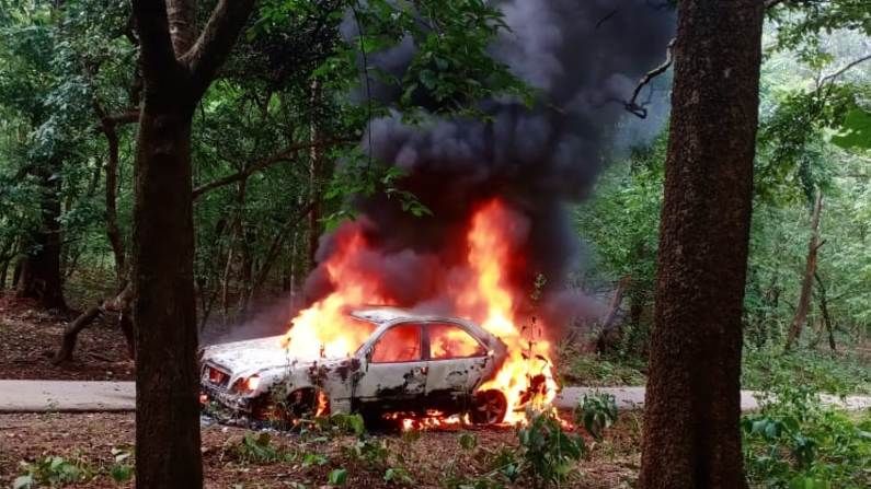 ಶಿವಮೊಗ್ಗ: ಆಕಸ್ಮಿಕ ಬೆಂಕಿಯಿಂದ ಹೊತ್ತಿ ಉರಿದ ಬೆಂಜ್ ಕಾರು; ಕಾರಿನಲ್ಲಿದ್ದ ಇಬ್ಬರು ಅಪಾಯದಿಂದ ಪಾರು