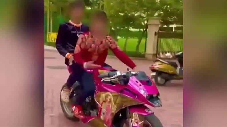 Viral Video: ಬೈಕ್ ಸ್ಟಂಟ್ ಮಾಡಿದ ಯುವಕರು; ಪೊಲೀಸರು ಅವರಿಗೆ ಎಚ್ಚರಿಸಿದ್ದು ಹೇಗೆ ಗೊತ್ತಾ? Viral Video: ಬೈಕ್ ಸ್ಟಂಟ್ ಮಾಡಿದ ಯುವಕರು; ಪೊಲೀಸರು ಅವರಿಗೆ ಎಚ್ಚರಿಸಿದ್ದು ಹೇಗೆ ಗೊತ್ತಾ?