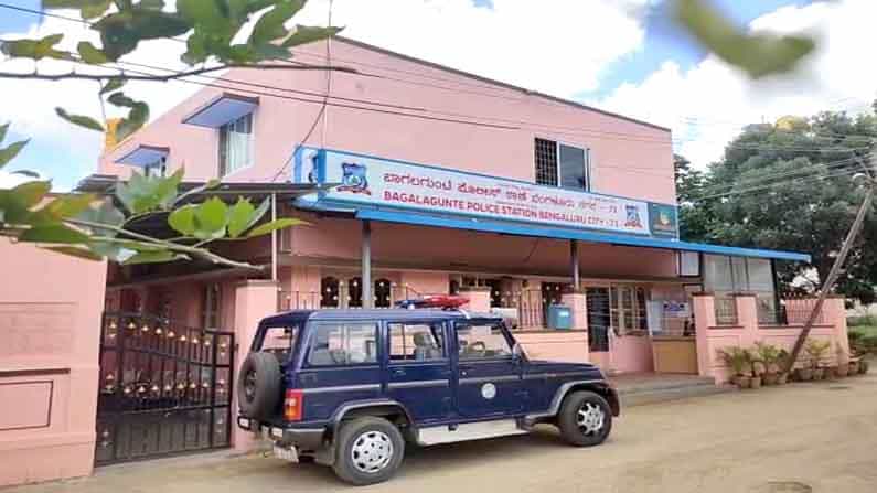 ಪ್ರಾಚೀನ ವಸ್ತುಗಳೆಂದು ನಂಬಿಸಿ ವಂಚಿಸಲು ಯತ್ನಿಸ್ತಿದ್ದ ಐವರು ಆರೋಪಿಗಳು ಅರೆಸ್ಟ್, ಮೂವರು ಪರಾರಿ ಪ್ರಾಚೀನ ವಸ್ತುಗಳೆಂದು ನಂಬಿಸಿ ವಂಚಿಸಲು ಯತ್ನಿಸ್ತಿದ್ದ ಐವರು ಆರೋಪಿಗಳು ಅರೆಸ್ಟ್, ಮೂವರು ಪರಾರಿ