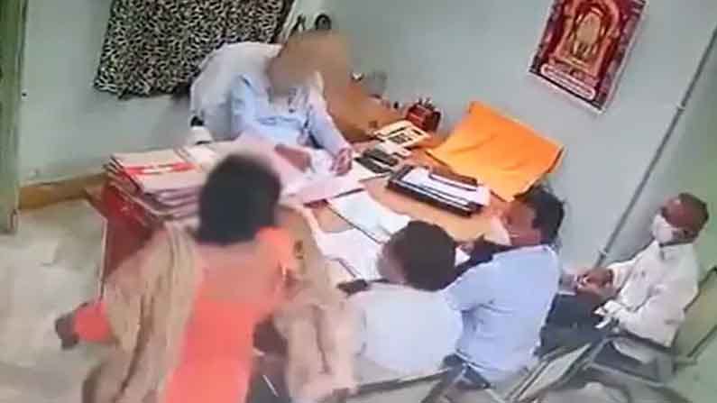 ಹಿರಿಯ ಅಧಿಕಾರಿ ಮೇಲೆ ಮರಳು ಎರಚಿದ ಆಂಧ್ರದ ಮಹಿಳಾ ಉದ್ಯೋಗಿ; ದೌರ್ಜನ್ಯ ಆರೋಪ, ಸಿಸಿಟಿವಿಯಲ್ಲಿ ದೃಶ್ಯ ಸೆರೆ ಹಿರಿಯ ಅಧಿಕಾರಿ ಮೇಲೆ ಮರಳು ಎರಚಿದ ಆಂಧ್ರದ ಮಹಿಳಾ ಉದ್ಯೋಗಿ; ದೌರ್ಜನ್ಯ ಆರೋಪ, ಸಿಸಿಟಿವಿಯಲ್ಲಿ ದೃಶ್ಯ ಸೆರೆ