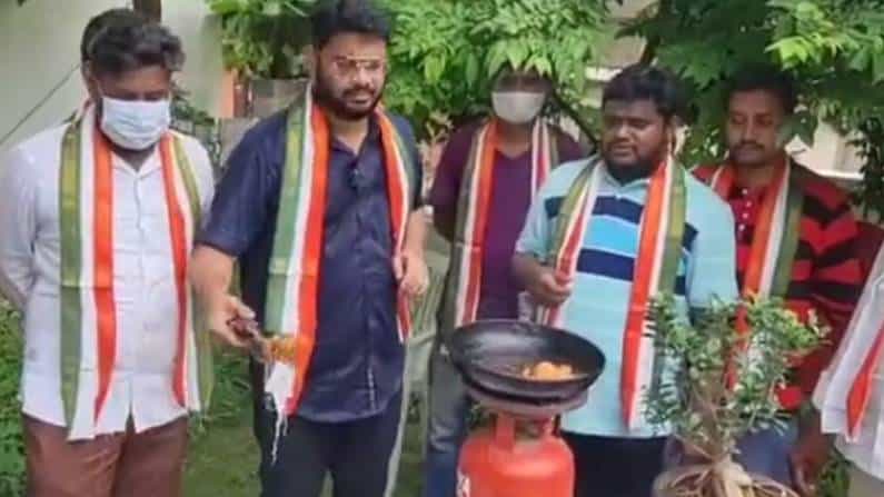 ‘ಟ್ವಿಟರ್ ಹಕ್ಕಿಯನ್ನು ಎಣ್ಣೆಯಲ್ಲಿ ಫ್ರೈ ಮಾಡಿದ ರಾಹುಲ್ ಗಾಂಧಿ ಬೆಂಬಲಿಗರು; ಇದು ಪ್ರತಿಭಟನೆಯಂತೆ !