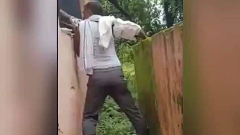 Viral Video: ಕೊವಿಡ್ ಲಸಿಕೆ ಪಡೆಯಲು ವ್ಯಕ್ತಿಯ ಸಕತ್ ಪ್ಲಾನ್! ವಿಡಿಯೋ ನೋಡಿದ್ರೆ ನೀವೂ ನಗ್ತೀರಾ Viral Video: ಕೊವಿಡ್ ಲಸಿಕೆ ಪಡೆಯಲು ವ್ಯಕ್ತಿಯ ಸಕತ್ ಪ್ಲಾನ್! ವಿಡಿಯೋ ನೋಡಿದ್ರೆ ನೀವೂ ನಗ್ತೀರಾ