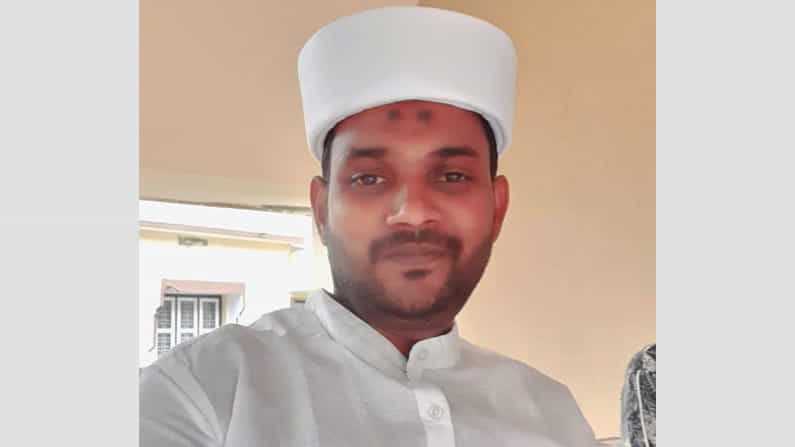 ಮೂರು ಪತ್ನಿಯರನ್ನ ಬಿಟ್ಟು ಇನ್ನೊಬ್ಬ ಮಹಿಳೆ ಜತೆ ಪರಾರಿ; ದೇವರ ಹೆಸರಲ್ಲಿ ಮೋಸ ಮೂರು ಪತ್ನಿಯರನ್ನ ಬಿಟ್ಟು ಇನ್ನೊಬ್ಬ ಮಹಿಳೆ ಜತೆ ಪರಾರಿ; ದೇವರ ಹೆಸರಲ್ಲಿ ಮೋಸ