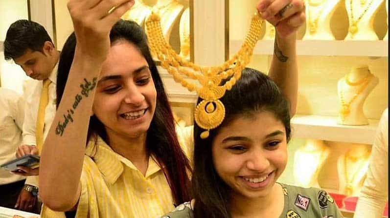 Gold Rate Today: ಇಳಿಕೆಯ ಹಾದಿ ಹಿಡಿದ ಚಿನ್ನ, ಬೆಳ್ಳಿ ದರ; ಗೌರಿ ಹಬ್ಬಕ್ಕೆ ಆಭರಣ ಖರೀದಿಸಲು ಸುಸಮಯ Gold Rate Today: ಇಳಿಕೆಯ ಹಾದಿ ಹಿಡಿದ ಚಿನ್ನ, ಬೆಳ್ಳಿ ದರ; ಗೌರಿ ಹಬ್ಬಕ್ಕೆ ಆಭರಣ ಖರೀದಿಸಲು ಸುಸಮಯ