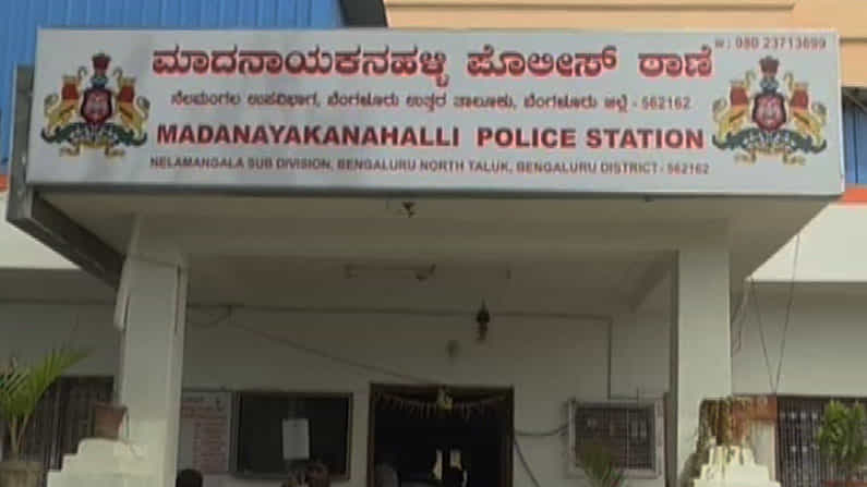 ಕಿಟಕಿಯಿಂದ ಕೈ ಹಾಕಿ ಮನೆ ಬಾಗಿಲು ತೆಗೆದ ಖದೀಮರು; ನೆಲಮಂಗಲದಲ್ಲಿ 3 ಲಕ್ಷಕ್ಕೂ ಹೆಚ್ಚು ಬೆಲೆಬಾಳುವ ಚಿನ್ನಾಭರಣ ಕಳ್ಳತನ ಕಿಟಕಿಯಿಂದ ಕೈ ಹಾಕಿ ಮನೆ ಬಾಗಿಲು ತೆಗೆದ ಖದೀಮರು; ನೆಲಮಂಗಲದಲ್ಲಿ 3 ಲಕ್ಷಕ್ಕೂ ಹೆಚ್ಚು ಬೆಲೆಬಾಳುವ ಚಿನ್ನಾಭರಣ ಕಳ್ಳತನ