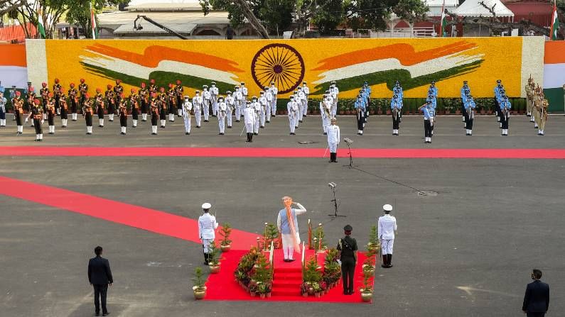 ದೆಹಲಿ ಕೆಂಪುಕೋಟೆಯ ಸ್ವಾತಂತ್ರ್ಯೋತ್ಸವದಲ್ಲಿ ಪಾಲ್ಗೊಂಡಿದ್ದ ಸಶಸ್ತ್ರ ಮೀಸಲು ಪಡೆಗಳು, ರಕ್ಷಣಾದಳಗಳಿಂದ ಪ್ರಧಾನಿ ನರೇಂದ್ರ ಮೋದಿ ಗೌರವ ವಂದನೆ ಸ್ವೀಕಾರ ಮಾಡಿದರು. ಈ ವೇಳೆ ಮೂರು ಸೇನಾಪಡೆಗಳಿಂದ ಪ್ರಧಾನಿಯವರಿಗೆ ಗೌರವ ವಂದನೆ ಸಲ್ಲಿಕೆಯಾಗುತ್ತದೆ.  