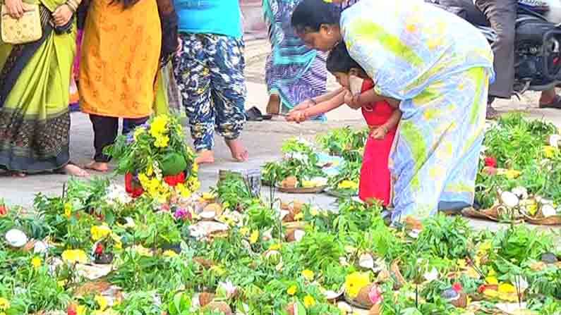 Holige Habba: ಕೊರೊನಾ ತೊಲಗಲಿ ಎಂದು ಚಿತ್ರದುರ್ಗದಲ್ಲಿ ಹೋಳಿಗೆ ಹಬ್ಬ ಆಚರಣೆ, ಮನೆ ಮನೆಗಳಲ್ಲಿ ಹೋಳಿಗೆ ಘಮ