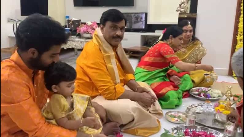 ಮೂರು ವರ್ಷಗಳ ಬಳಿಕ ಬಳ್ಳಾರಿಗೆ ಕಾಲಿಟ್ಟ ಜನಾರ್ದನ ರೆಡ್ಡಿ ಕುಟುಂಬದಿಂದ ವರಮಹಾಲಕ್ಷ್ಮಿ ಪೂಜೆ ಮೂರು ವರ್ಷಗಳ ಬಳಿಕ ಬಳ್ಳಾರಿಗೆ ಕಾಲಿಟ್ಟ ಜನಾರ್ದನ ರೆಡ್ಡಿ ಕುಟುಂಬದಿಂದ ವರಮಹಾಲಕ್ಷ್ಮಿ ಪೂಜೆ