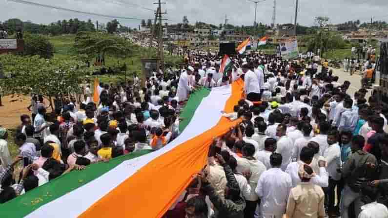 ಕೊರೊನಾ ನಿಯಮ ಉಲ್ಲಂಘಿಸಿ ತ್ರಿವರ್ಣ ಧ್ವಜ ಮೆರವಣಿಗೆ; ಕಲಘಟಗಿಯ ಠಾಣೆಯಲ್ಲಿ ಸ್ವಯಂಪ್ರೇರಿತ ದೂರು ದಾಖಲು