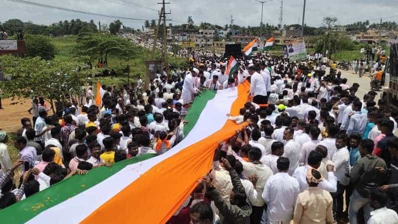 ಕೊರೊನಾ ನಿಯಮ ಉಲ್ಲಂಘಿಸಿ ತ್ರಿವರ್ಣ ಧ್ವಜ ಮೆರವಣಿಗೆ; ಕಲಘಟಗಿಯ ಠಾಣೆಯಲ್ಲಿ ಸ್ವಯಂಪ್ರೇರಿತ ದೂರು ದಾಖಲು