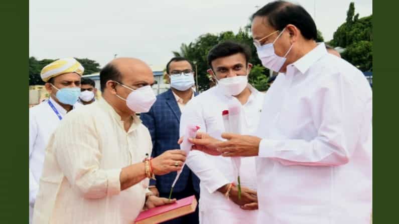ಉಪ ರಾಷ್ಟ್ರಪತಿ ಕರ್ನಾಟಕ ಭೇಟಿ ಅಂತ್ಯ; ತಾವು ಹೇಳಿದ ಮಾತಿನಂತೆ ನಡೆದುಕೊಂಡ ಸಿಎಂ ಬಸವರಾಜ ಬೊಮ್ಮಾಯಿ! ಉಪ ರಾಷ್ಟ್ರಪತಿ ಕರ್ನಾಟಕ ಭೇಟಿ ಅಂತ್ಯ; ತಾವು ಹೇಳಿದ ಮಾತಿನಂತೆ ನಡೆದುಕೊಂಡ ಸಿಎಂ ಬಸವರಾಜ ಬೊಮ್ಮಾಯಿ!