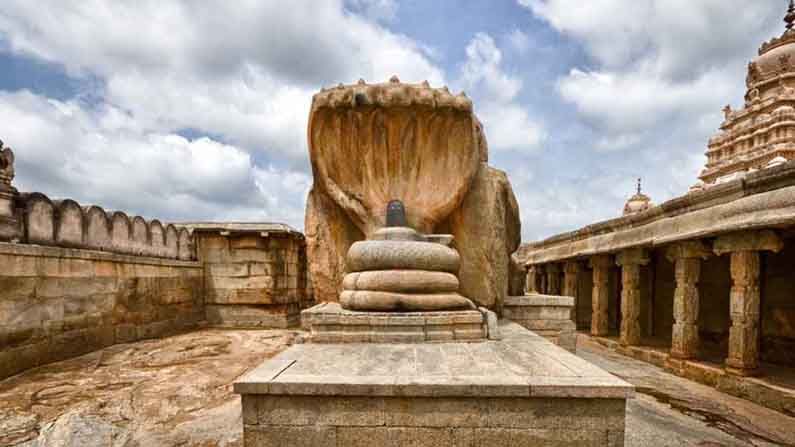 ಲೇಪಾಕ್ಷಿ(Lepakshi): ಲೇಪಾಕ್ಷಿ, ಆಂಧ್ರ ಪ್ರದೇಶದ ಅನಂತಪುರ ಜಿಲ್ಲೆಯಲ್ಲಿದೆ. ರಾವಣ ಸೀತೆಯನ್ನು ಅಪಹರಿಸಿಕೊಂಡು ಹೋಗುವಾಗ ಜಟಾಯು ಪಕ್ಷಿ ರಾವಣನನ್ನು ತಡೆಯಲು ಪ್ರಯತ್ನಿಸಿತು. ಇದರಿಂದ ಕೋಪಗೊಂಡ ರಾವಣ ಜಟಾಯುವಿನ ರೆಕ್ಕೆ ಕತ್ತರಿಸಿ ಮುನ್ನೆಡೆದ. ಇದೇ ಲೇಪಾಕ್ಷಿಯಲ್ಲಿ ಜಟಾಯು ಮೋಕ್ಷವನ್ನು ಪಡೆದ ಎನ್ನಲಾಗುತ್ತೆ.