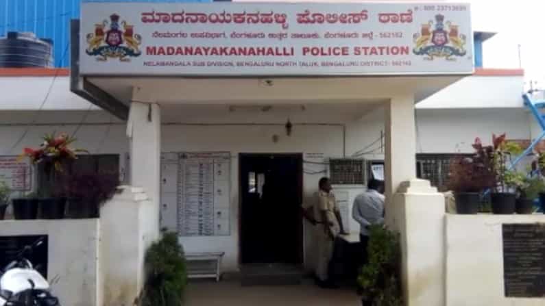ಕಾರಲ್ಲಿ ಬಂದು ಲೂಟಿ ಮಾಡುತ್ತಿದ್ದ ಕುಖ್ಯಾತ ಮನೆಗಳ್ಳ ಕಳ್ ಮಂಜ ಅರೆಸ್ಟ್; 5 ಲಕ್ಷ ರೂಪಾಯಿಗೂ ಅಧಿಕ ಮೌಲ್ಯದ ಆಭರಣ ವಶಕ್ಕೆ ಕಾರಲ್ಲಿ ಬಂದು ಲೂಟಿ ಮಾಡುತ್ತಿದ್ದ ಕುಖ್ಯಾತ ಮನೆಗಳ್ಳ ಕಳ್ ಮಂಜ ಅರೆಸ್ಟ್; 5 ಲಕ್ಷ ರೂಪಾಯಿಗೂ ಅಧಿಕ ಮೌಲ್ಯದ ಆಭರಣ ವಶಕ್ಕೆ