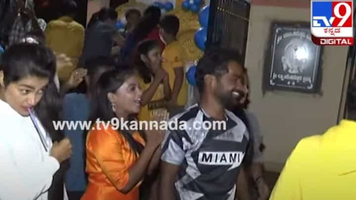 ಕುಣಿದು ಕುಪ್ಪಳಿಸಿ ಪಟಾಕಿ ಹೊಡೆದು ಸಂಭ್ರಮಿಸಿದ ಮಂಜು ಪಾವಗಡ ಅಭಿಮಾನಿಗಳು; ಸಂಭ್ರಮಾಚರಣೆಯ ಝಲಕ್ ಇಲ್ಲಿದೆ ಕುಣಿದು ಕುಪ್ಪಳಿಸಿ ಪಟಾಕಿ ಹೊಡೆದು ಸಂಭ್ರಮಿಸಿದ ಮಂಜು ಪಾವಗಡ ಅಭಿಮಾನಿಗಳು; ಸಂಭ್ರಮಾಚರಣೆಯ ಝಲಕ್ ಇಲ್ಲಿದೆ