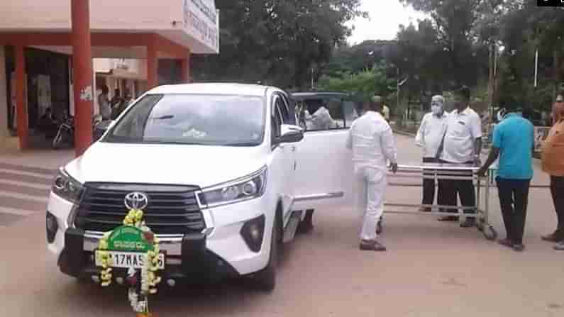 ದಾವಣಗೆರೆ: ವಿಷ ಕುಡಿದಿದ್ದ ವ್ಯಕ್ತಿಯನ್ನು ಆಸ್ಪತ್ರೆಗೆ ಸೇರಿಸಿದ ಹರಿಹರ ಶಾಸಕ; ಮಾನವೀಯ ಕೆಲಸಕ್ಕೆ ಮೆಚ್ಚುಗೆ