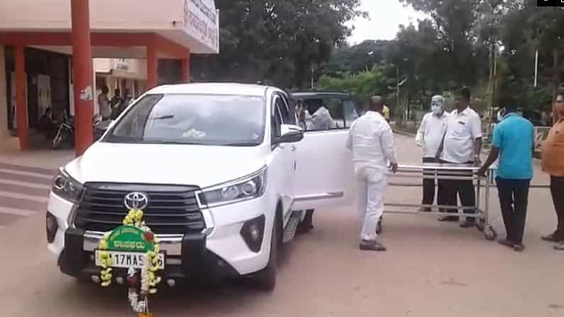 ದಾವಣಗೆರೆ: ವಿಷ ಕುಡಿದಿದ್ದ ವ್ಯಕ್ತಿಯನ್ನು ಆಸ್ಪತ್ರೆಗೆ ಸೇರಿಸಿದ ಹರಿಹರ ಶಾಸಕ; ಮಾನವೀಯ ಕೆಲಸಕ್ಕೆ ಮೆಚ್ಚುಗೆ