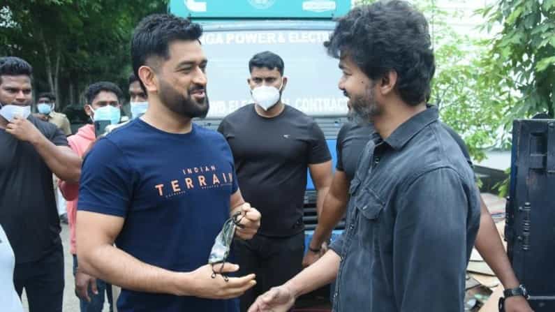 ಧೋನಿ ಜೊತೆ ದಳಪತಿ ವಿಜಯ್ ಫೋಟೋ ವೈರಲ್; ಈ ಸಡನ್ ಭೇಟಿಗೆ ಕಾರಣ ಏನು? ಧೋನಿ ಜೊತೆ ದಳಪತಿ ವಿಜಯ್ ಫೋಟೋ ವೈರಲ್; ಈ ಸಡನ್ ಭೇಟಿಗೆ ಕಾರಣ ಏನು?