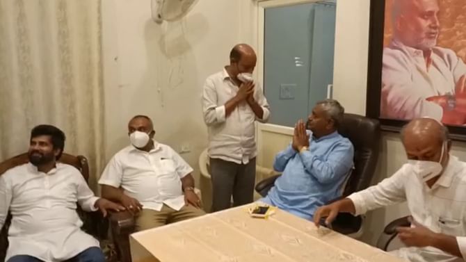 ಮೈಸೂರು ಪಾಲಿಕೆಯಲ್ಲಿ ಕಮಲ ಅರಳಿಸಲು ಬಿಜೆಪಿ ನಾಯಕರ ಸರ್ಕಸ್; ಮೇಯರ್ ಚುನಾವಣೆ ಬೆನ್ನಲ್ಲೇ ಸಾ.ರಾ.ಮಹೇಶ್ ಕಚೇರಿಗೆ ಭೇಟಿ ಮೈಸೂರು ಪಾಲಿಕೆಯಲ್ಲಿ ಕಮಲ ಅರಳಿಸಲು ಬಿಜೆಪಿ ನಾಯಕರ ಸರ್ಕಸ್; ಮೇಯರ್ ಚುನಾವಣೆ ಬೆನ್ನಲ್ಲೇ ಸಾ.ರಾ.ಮಹೇಶ್ ಕಚೇರಿಗೆ ಭೇಟಿ